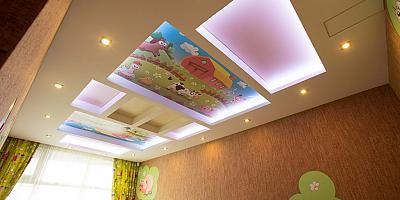 Светопроводящий натяжной потолок в детскую на 14 квадратов