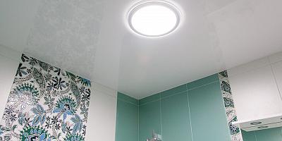 Глянцевый натяжной потолок на 6 квадратов в ванную