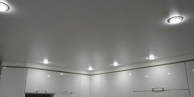 Белый матовый натяжной потолок на кухню 9 кв.м