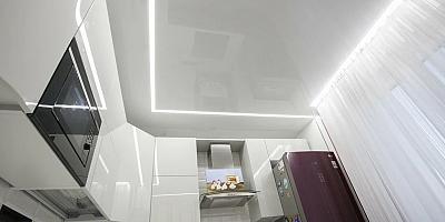 Натяжной белый потолок световые линии на кухню 8 кв.м