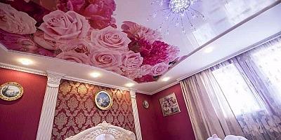 Натяжной потолок в спальню с фотопечатью цветы 10 кв.м