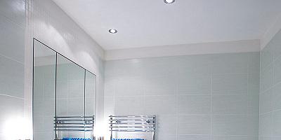 Натяжной матовый потолок белого цвета в ванную комнату 7 кв.м
