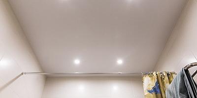 Сатиновый натяжной потолок в ванную комнату белого цвета 5 кв.м