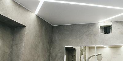 Натяжной потолок в ванную комнату световые линии 5 кв.м