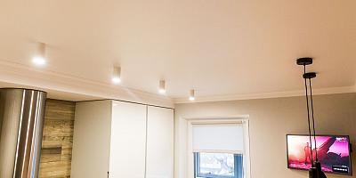 Сатиновый натяжной потолок на кухню молочного цвета 9 кв.м
