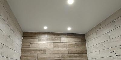 Белый матовый натяжной потолок для ванной комнаты 5 кв.м